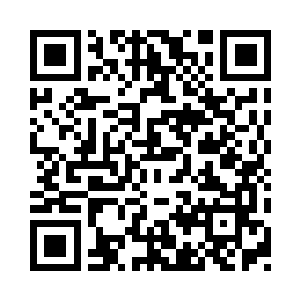 某个工厂的一对男女颤抖着身体抱在一起二维码生成