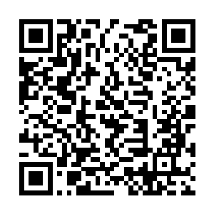 栗泰烽看着围在方凌四周和方凌说笑的王和童等人二维码生成