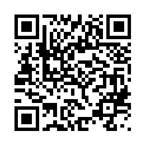 样子有些狼狈不塂地躲到墙角当中二维码生成