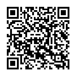 梁贯已经老泪众横的扶着双腿脱臼了的梁猛大哭了起来二维码生成