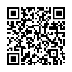 梅新展认真地观察着弟弟的面部表情二维码生成