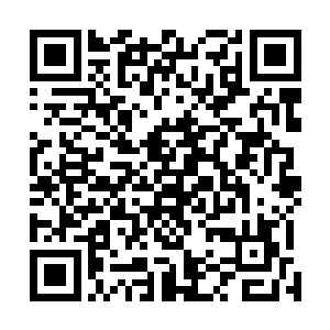 梓箐接过符纸…她觉得上面那些隐隐流动的符文非常奇特二维码生成