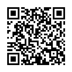 欧迪手中拿着一个长长的锦盒向大家介绍二维码生成