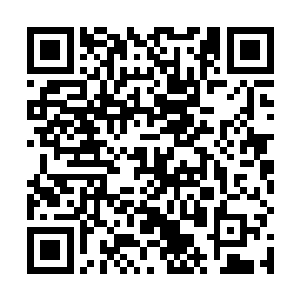 欧阳志远发现身边的寒万重正在和对面的黄霞说着什么二维码生成
