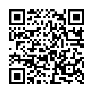 正与主家的帮佣合力将东西抬到院子里二维码生成