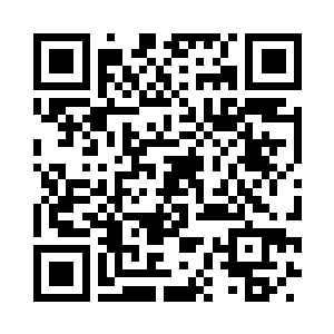 正仔细观看一张在丝绸上绘制的地图二维码生成