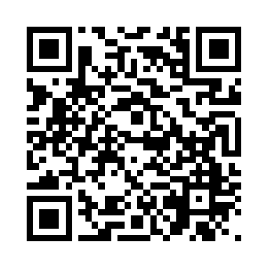 正在与鉴定人员一起观察地上的脚印二维码生成