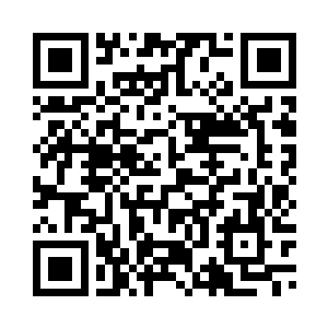 正在和小朋友嘀咕的九风倏地抬头二维码生成