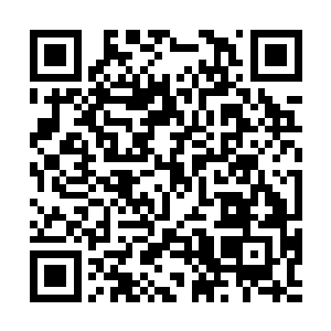 正在地下室的桌球案子旁陪着个20岁左右的姑娘打台球二维码生成