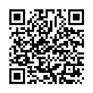 正在礼帽情专注地整理都会案台上的文件二维码生成