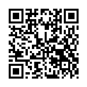 正在那里对着一面小镜子化妆的年轻美二维码生成