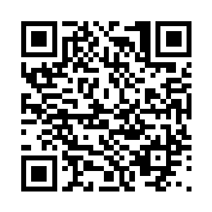 正好看到了靠在墙边的一名年轻男人二维码生成