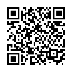 正提着铁锤将一块烧热的铁坯搁在砧子上锤打二维码生成