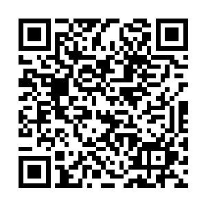正有三架机甲正在进行地面与空中的闪避障碍连续二维码生成