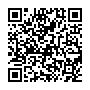 正看到张铁正坐在离她不远的地方正色眯眯的盯着她的胸口在看二维码生成