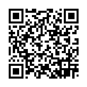 正站在窗户边上举着杯子伸手自拍二维码生成