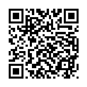 正缓缓的行驶在安静流淌的河流上二维码生成