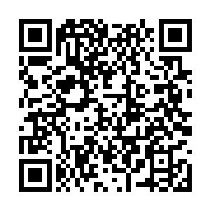 此时他看到了街对面的一辆奔驰小跑车停在了路边二维码生成