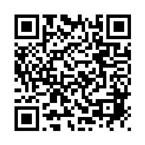 此时在中央广场上有一座宏伟建筑二维码生成