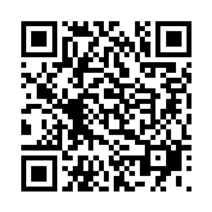 此时此刻的莫桓看着两人之间的交流二维码生成
