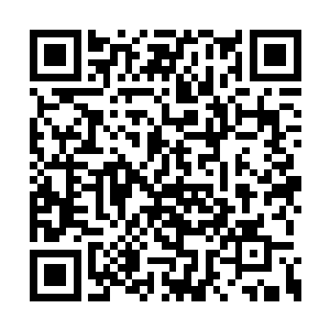 此时行走在雪地上的两个人都希望这路没有尽头二维码生成