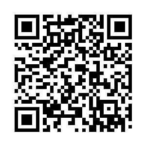 死去少女的几个家人从房舍里出来之后二维码生成