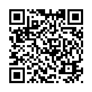每个人手上都端着一个红色的礼盒二维码生成