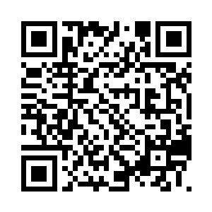 每当有僧人从一侧栏杆通道走过的时候二维码生成