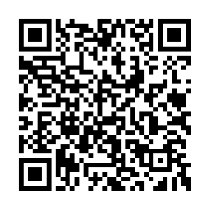 每根主线通过转接扣又连接长短不一的两根子线二维码生成