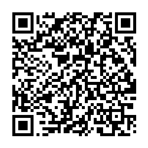比周围淡金光芒更加耀眼几乎连成一片光滑金色墙面的人形花纹不停的闪烁二维码生成