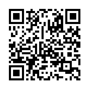 水泥和钢板结合的大门两侧是锯齿状的二维码生成