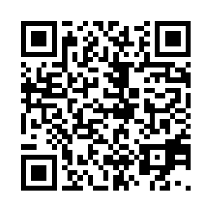 池佳一将特意准备的护照给美军查看二维码生成