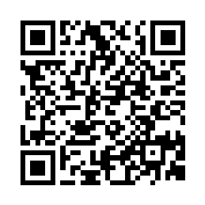 油松短棒缓缓的伸向地面的干柴要点火二维码生成