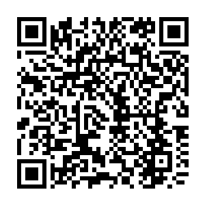 波塞冬手中的的黄金三叉戟和他的右拳也分别轰击在了雅典娜手中的金色长枪二维码生成