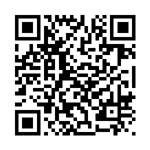 洪大力抱着钢弹儿走出实验室门口二维码生成