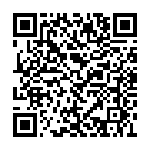 洪大力等一大群人团团坐在第八层大厅的沙发上二维码生成