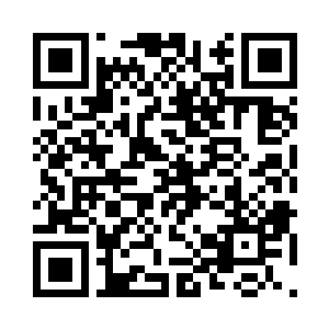 洪奇冷冰冰的斜端着步枪和查克一边一组人二维码生成