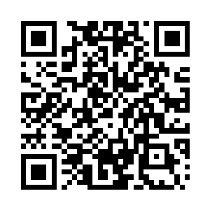 洪涛正在接受两位化妆师的临时上妆二维码生成