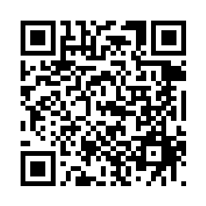 液晶屏幕上正在播放草原乳业的广告二维码生成