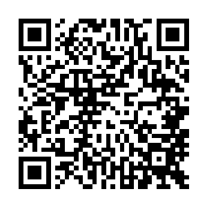 淡黄色的增光过滤镜片很快捕捉到船头两点位置的红色闪光二维码生成