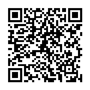 深邃的凤眸一直锁定床上因为太过疲累而昏睡不醒的小女人二维码生成