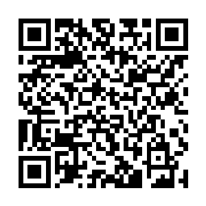 深邃的眼眸不经意间瞟到放在床头柜上的那盒止痛药二维码生成
