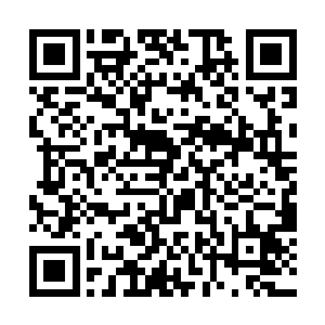 清冷的阳光透过屋顶上的那块大冰折射出瑰丽的光彩二维码生成