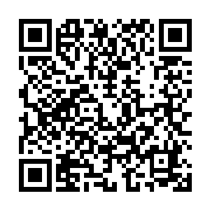 渔民海盗们看中年男人拿起一部民用对讲机用土话招呼二维码生成