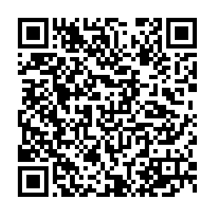 温暖的阳光金色的沙滩蔚蓝的大海对女孩的吸引力真的不是一般大二维码生成