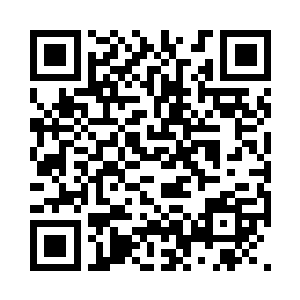 温紫衫与马卿自然是各自占据了一个桌案二维码生成