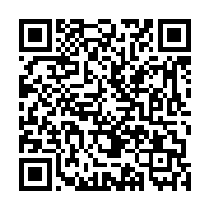 湖西市公安局副局长薛兆国和六处处长郑伟坐在办公室里二维码生成