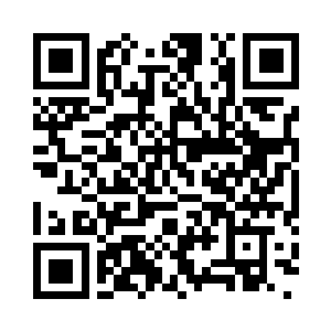 满脸疲惫的用西班牙语报出了一个数字之后二维码生成
