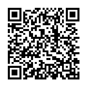 满载着一车人的一辆豪华大巴在驶出络阳市城区之后二维码生成