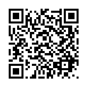 漂亮导购指着一个白色蕾丝边的文胸二维码生成